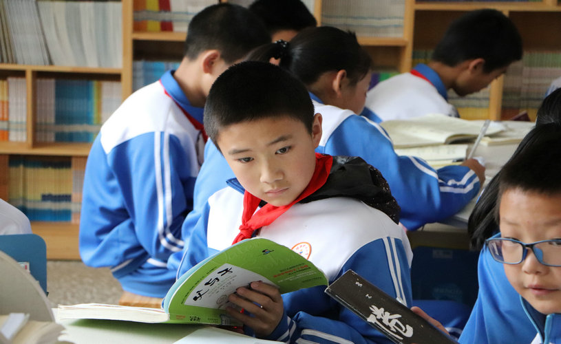 1642575673244969.jpg 宣威市龙场镇中心完小 阅览室内认真阅读的孩子 杨波摄于2020年6月3日_看图王.jpg