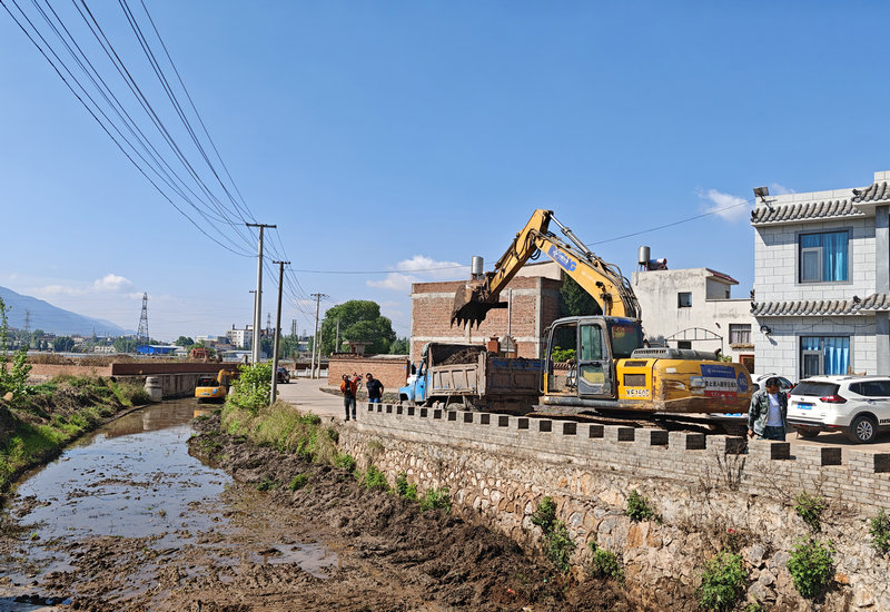 1758763701171353.jpg 清理河道.jpg