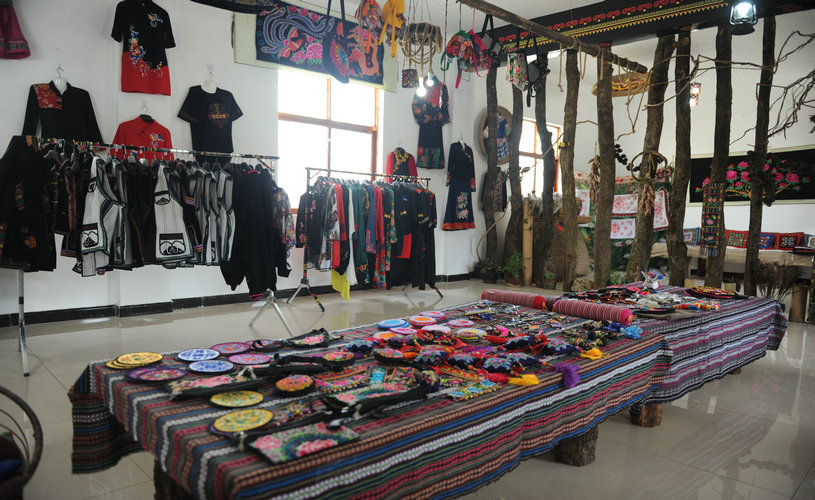 彝绣坊产品陈列室.JPG 彝绣坊产品陈列室.JPG