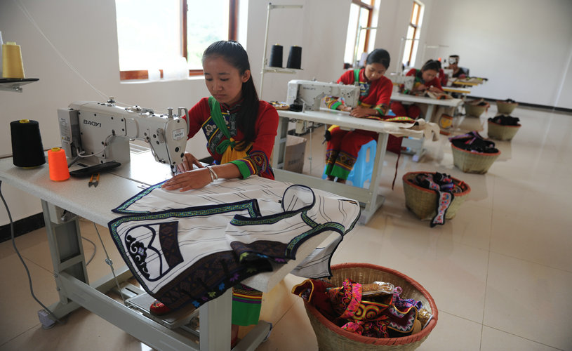 彝绣坊产品生产线.JPG 彝绣坊产品生产线.JPG