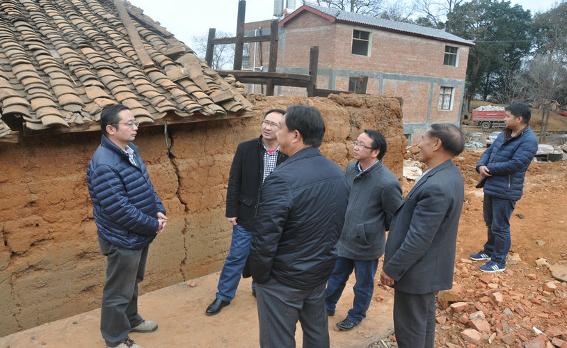 图三:驻村扶贫工作队员与当地干部群众研究易地扶贫搬迁(二).JPG 图三:驻村扶贫工作队员与当地干部群众研究易地扶贫搬迁(二).JPG