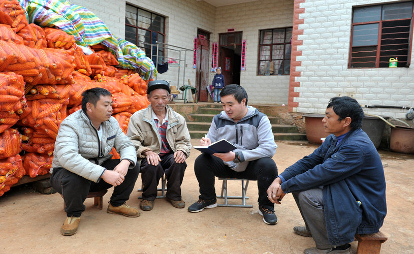 李龙斌到贫困户杨玉选家了解今年的生产生活情况1.JPG 李龙斌到贫困户杨玉选家了解今年的生产生活情况1.JPG