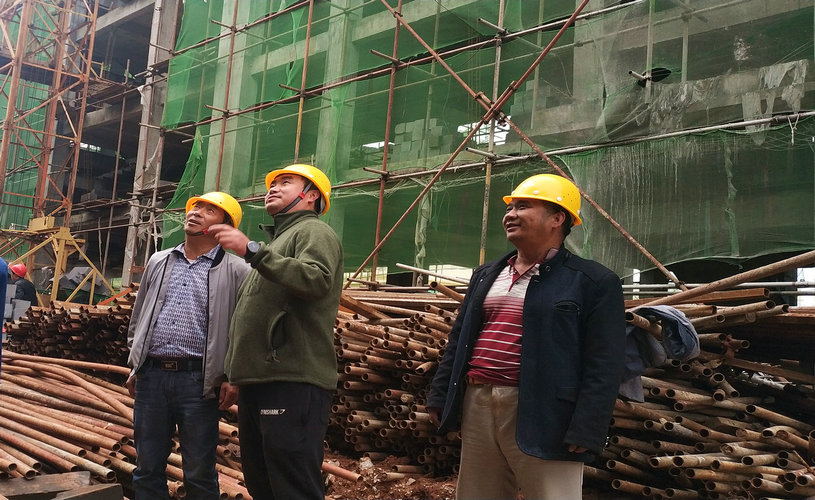 李龙斌到易地扶贫搬迁安置点了解工程建设情况.jpg 李龙斌到易地扶贫搬迁安置点了解工程建设情况.jpg